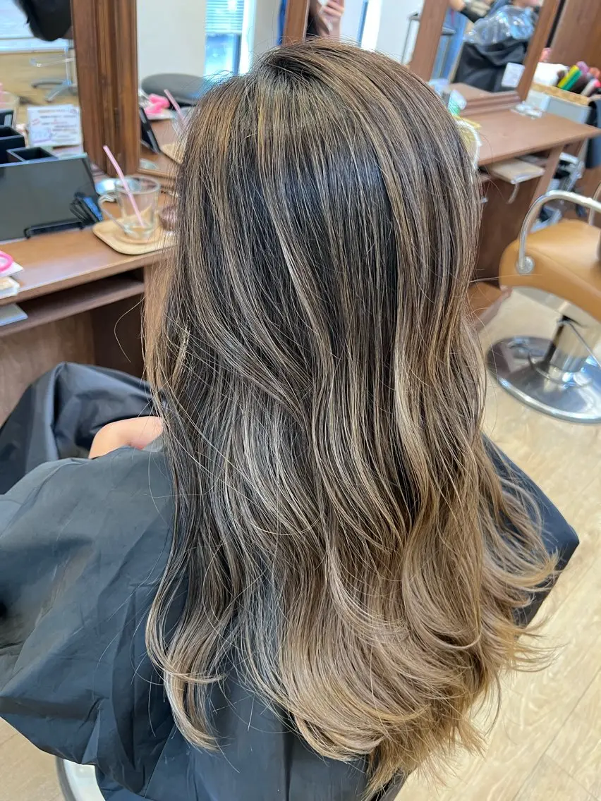 ロング カラー バレイヤージュ レイヤーカット 篠原 海のヘアスタイル