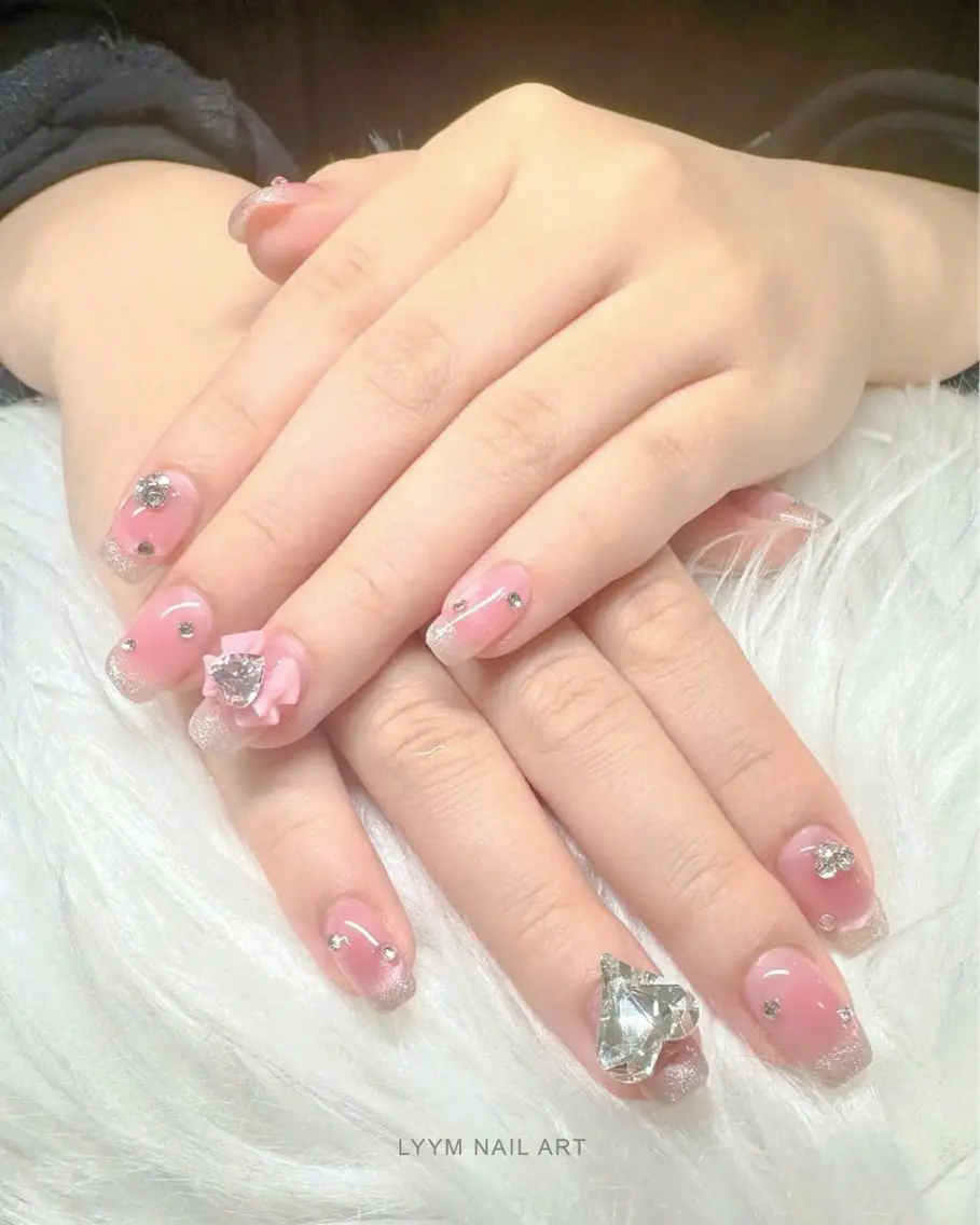 ネイル ジェルネイル ガーリー キラキラネイル ラメ(グリッター) ラメグラデーション ハンドネイル LYYM Salonのネイルデザイン