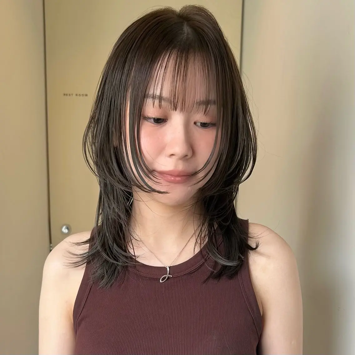 ミディアム カラー ボブレイヤー ミディアムレイヤー ベージュカラー ブリーチ 透明感カラー カット ヘアカラー トリートメント nonoka オリーブ/レイヤーのヘアスタイル