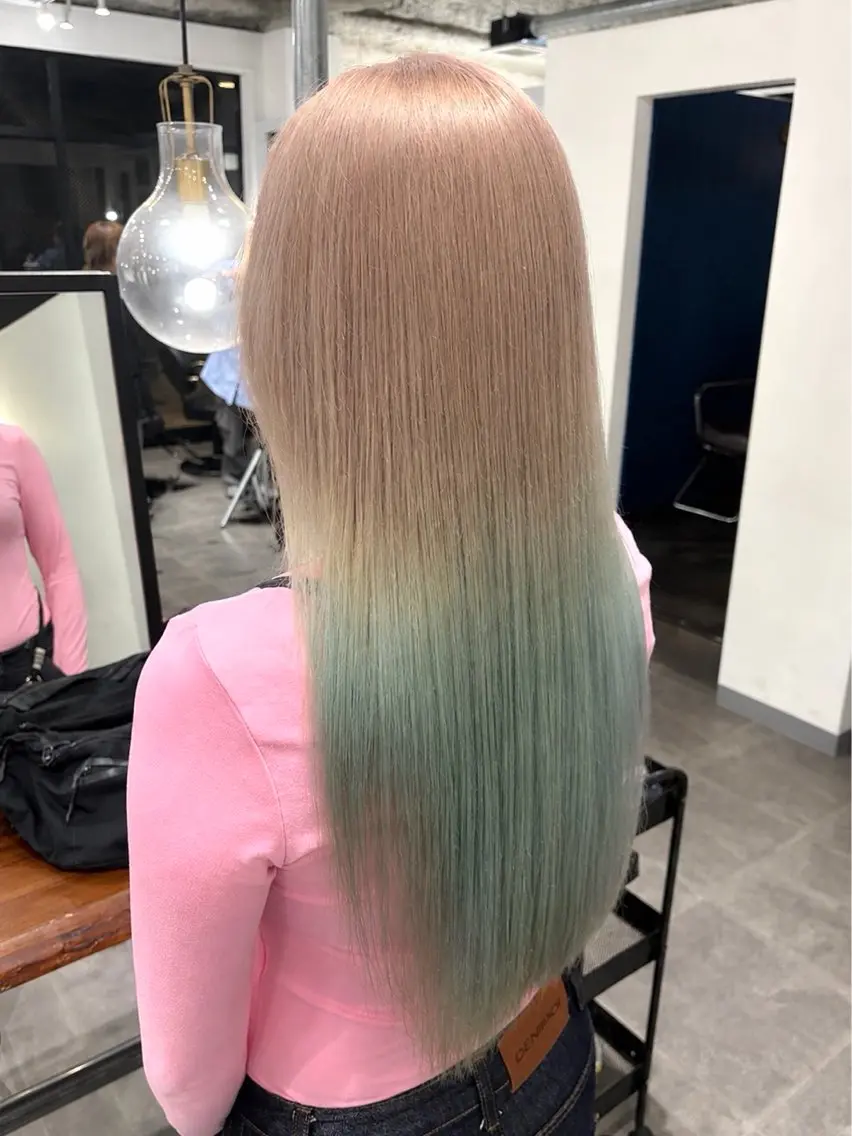 ロング カラー デザインカラー 泉澤 風花のヘアスタイル
