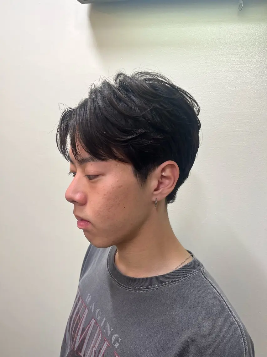 ショート パーマ メンズ カルマパーマ メンズパーマ カット パーマ 韓国メンズヘア/ 毛流れヘア　須田龍世のヘアスタイル