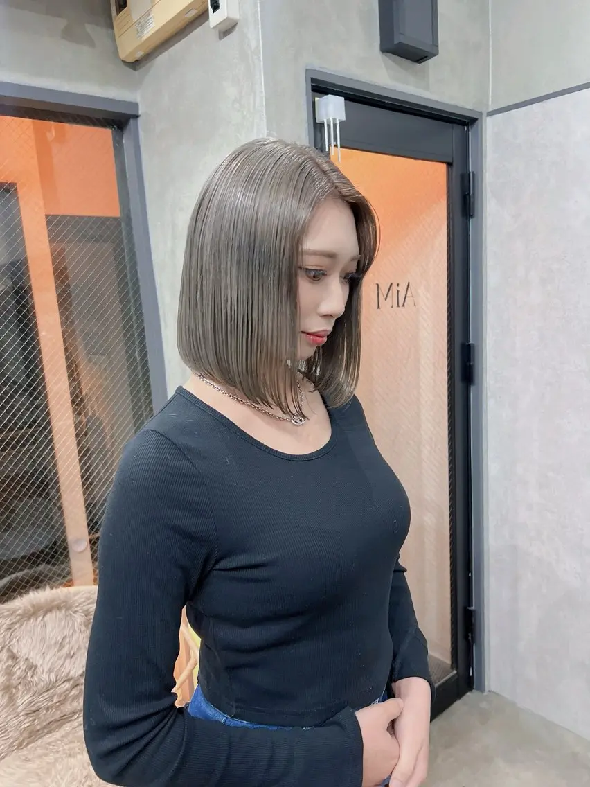 ショート ボブ 顔周りカット カット ヘアカラー YUI ハイトーンカラーのヘアスタイル