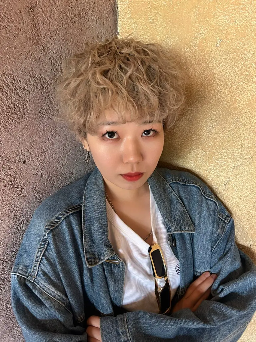 ショート パーマ Maho/海外 レイヤー/ハッシュのヘアスタイル