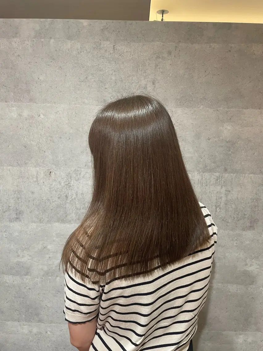 ミディアム カラー ベージュカラー オリーブベージュ NAMI / BRICKのヘアスタイル