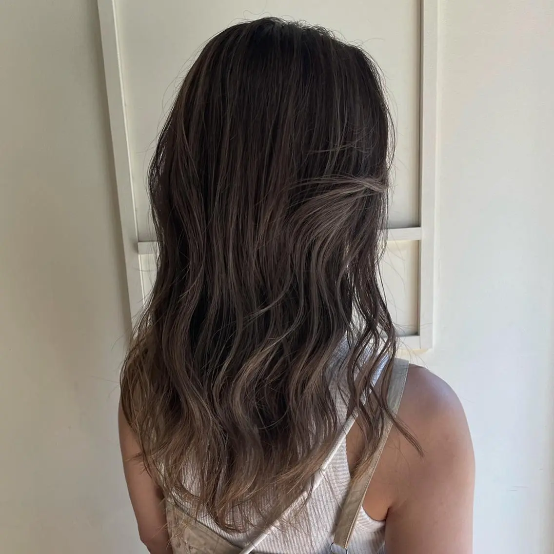 セミロング カラー ヘアアレンジ グレージュ ハイライトカラー 顔まわりレイヤー ハイライト レイヤーカット ARISA 学芸大学/海外ヘアのヘアスタイル