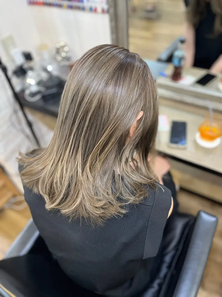ミディアム カラー ヘアアレンジ グレージュ ハイライトカラー ハイライト レイヤーカット ヘアカラー トリートメント きむえり/髪質改善 /うねり広がり改善のヘアスタイル