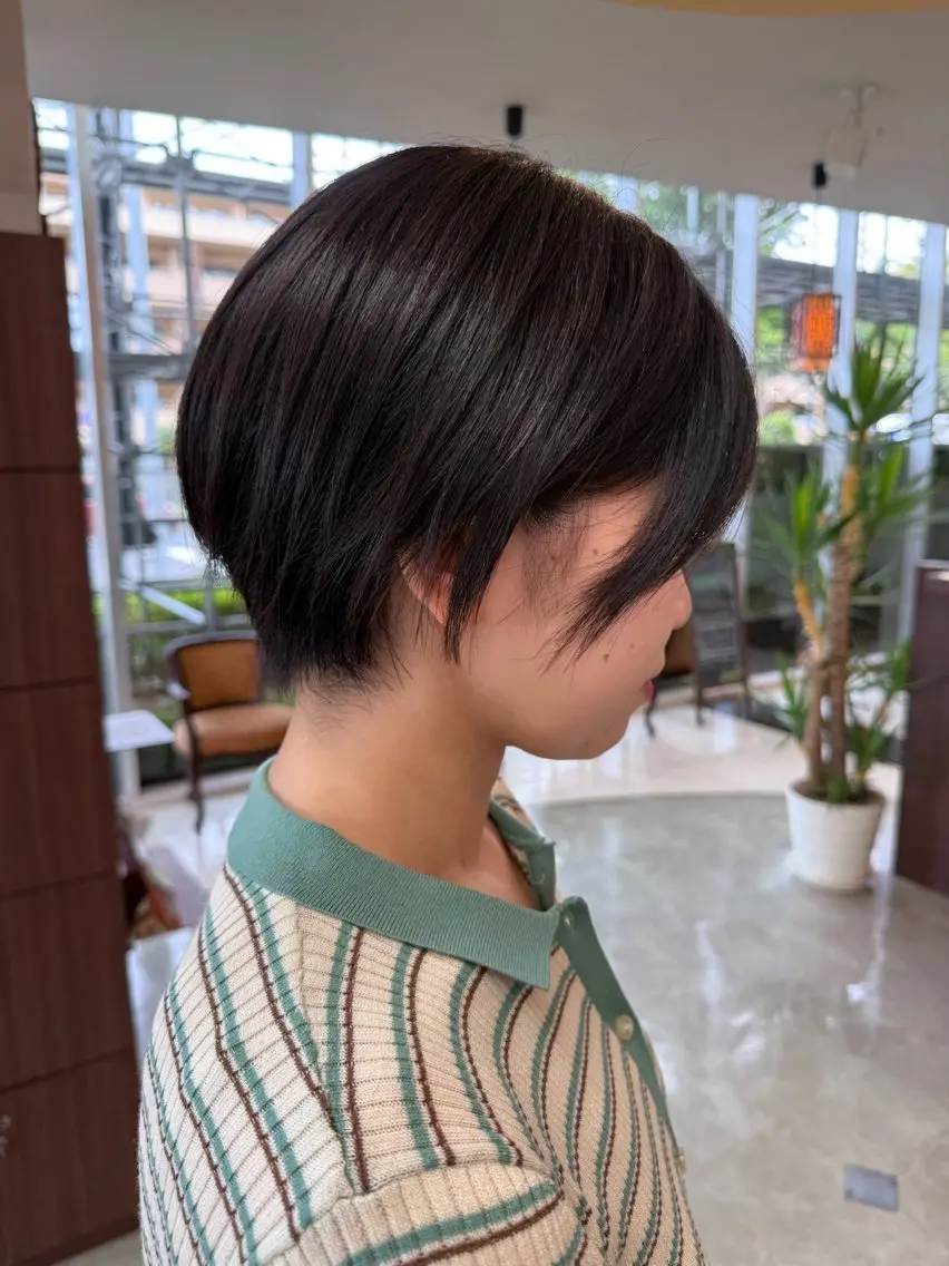 ショート カラー 黒髪 ブルーカラー ブルーブラック カット レイヤー×垢抜け/ ハイトーン/朝倉友香のヘアスタイル