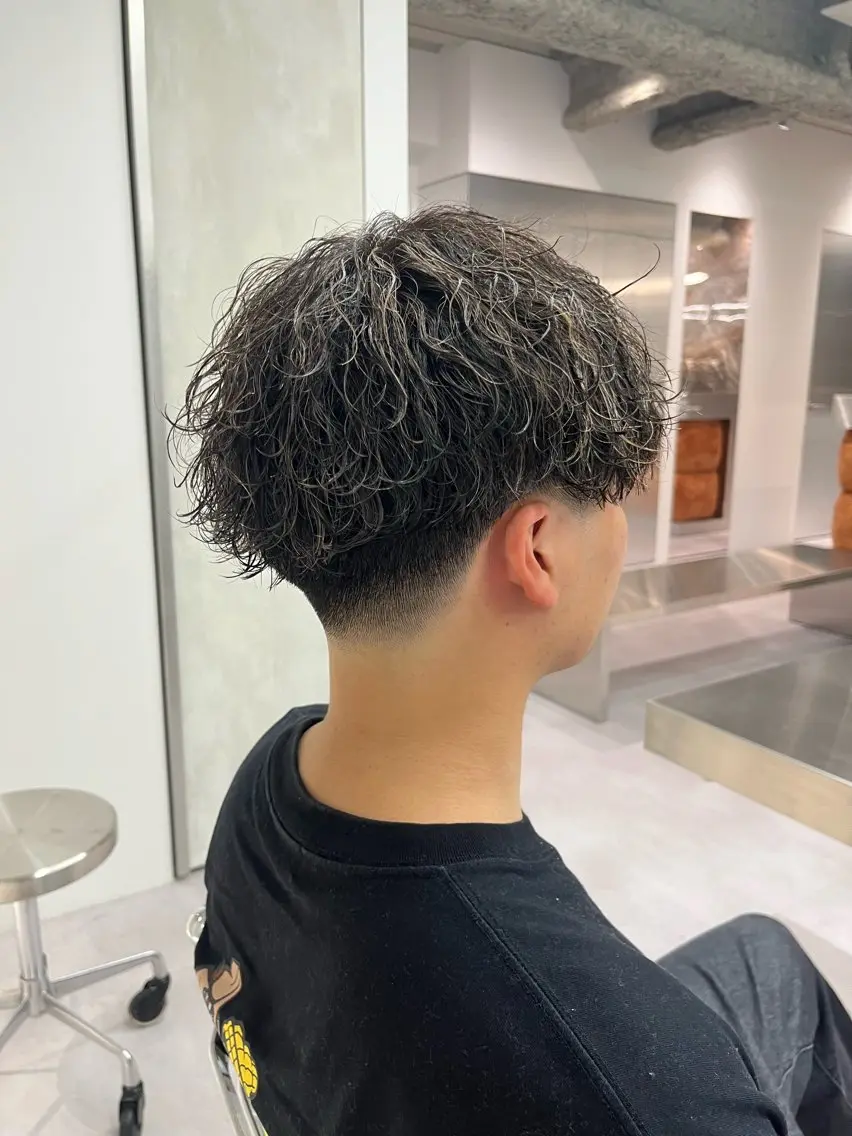 ショート パーマ メンズ ⚡メンズパーマフ ェードカットTomyのヘアスタイル