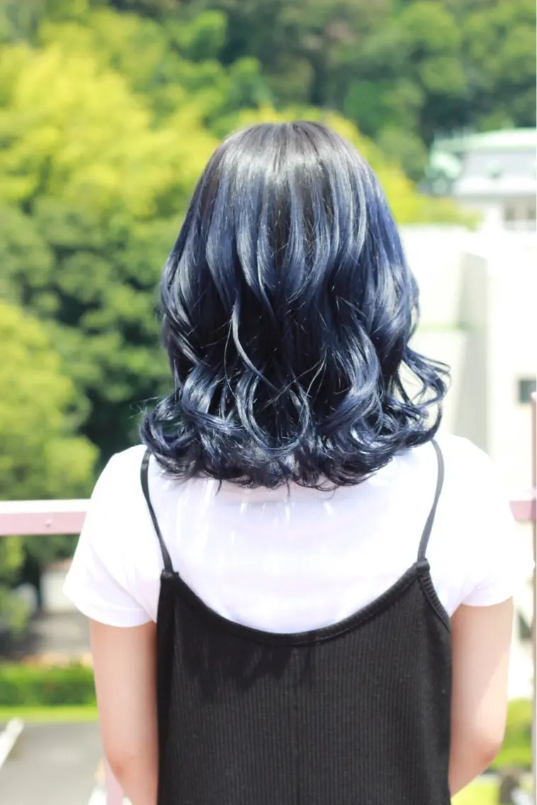 ミディアム カラー 黒髪 ブリーチ ブルーカラー ブルーブラック ヘアカラー Viage （ビアージュ）のヘアスタイル