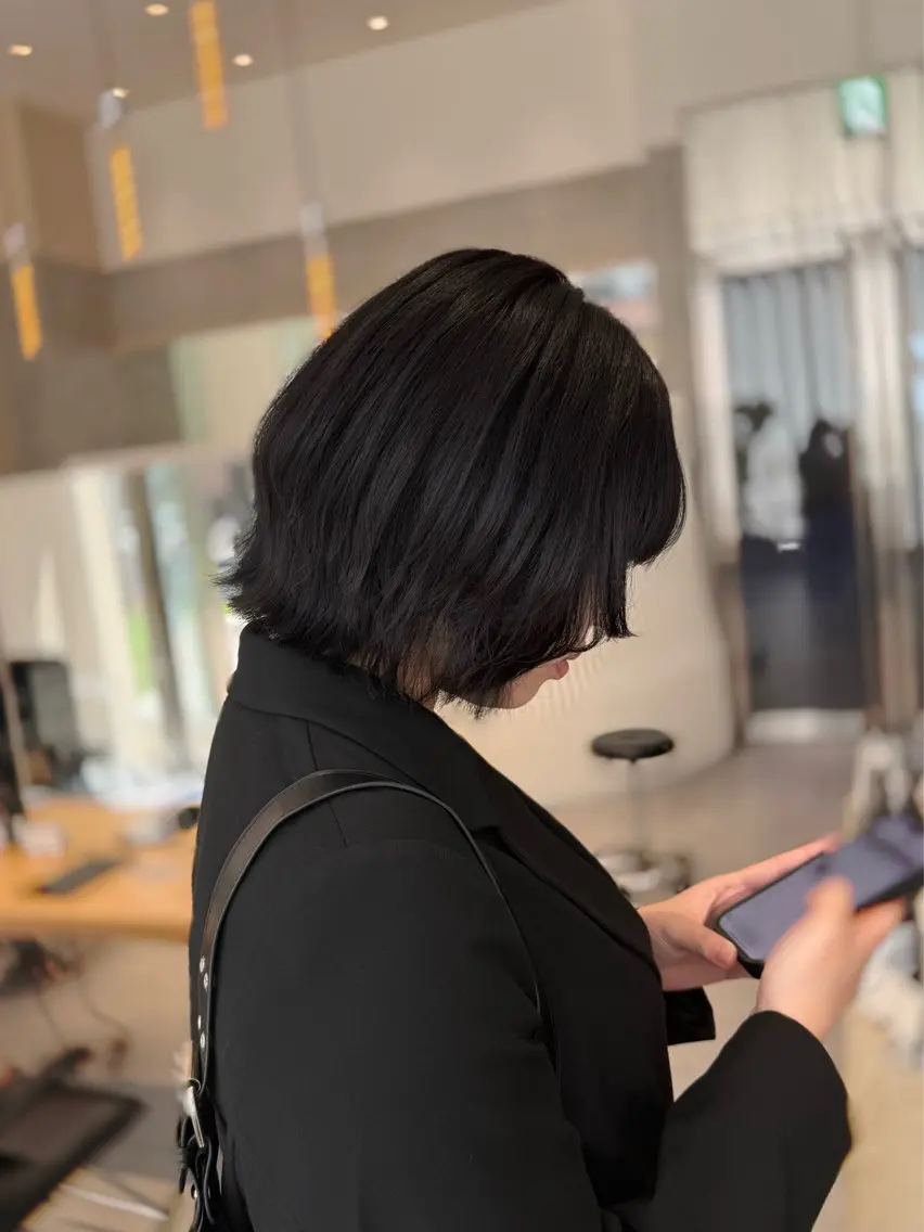 ミディアム カラー カット ヘアカラー トリートメント ヘッドスパ ヘアセット ミオ💎ショート 透ける暗髪のヘアスタイル