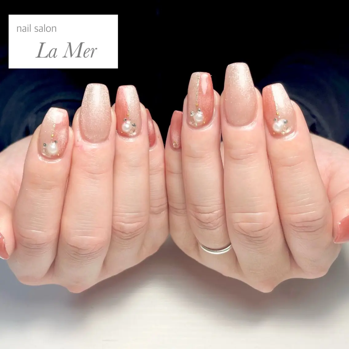 ネイル キラキラネイル マグネットネイル オフィスネイル ピンク 赤色 ハンドネイル nailsalon La Merのネイルデザイン