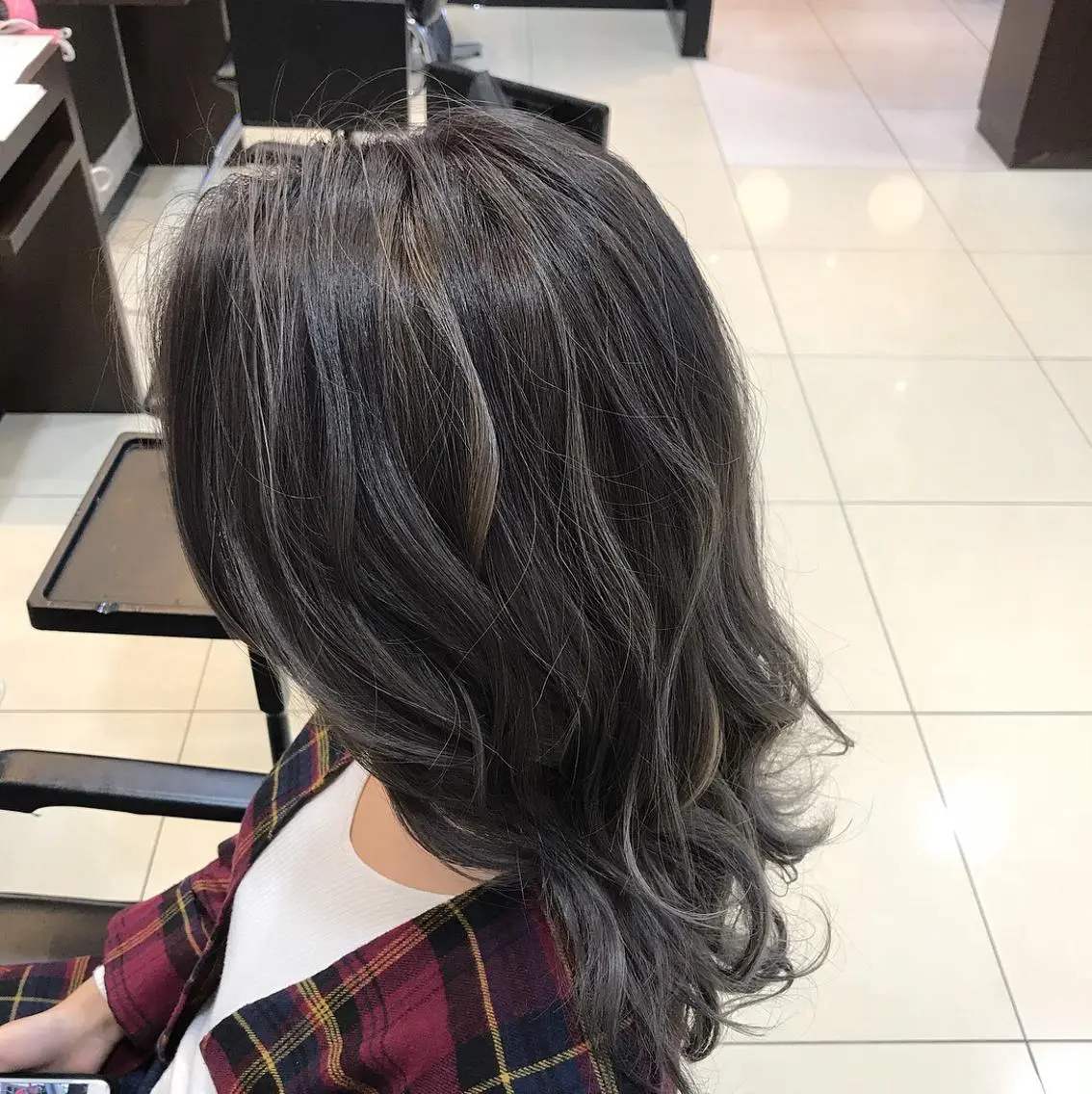 セミロング アッシュ ハイライト ヘアカラー 大久保 隆蔵のヘアスタイル