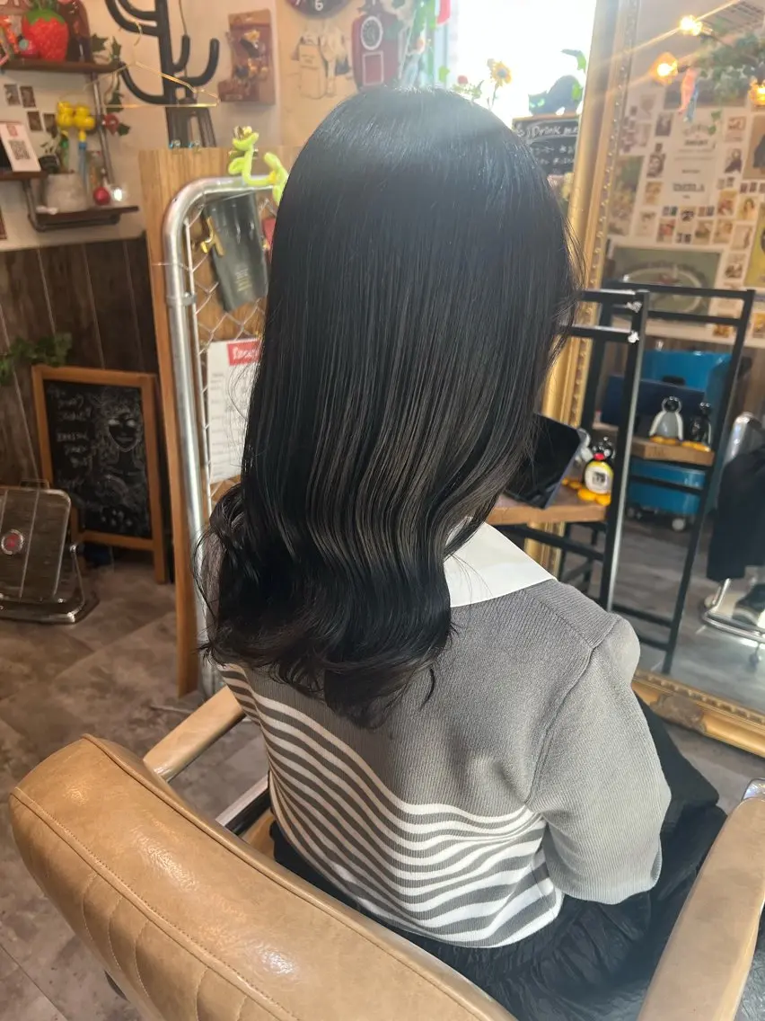 ミディアム カラー グレージュ オリーブグレージュ オリーブグレー カット ヘアカラー トリートメント カラーパティシエ facce🌼ikoのヘアスタイル