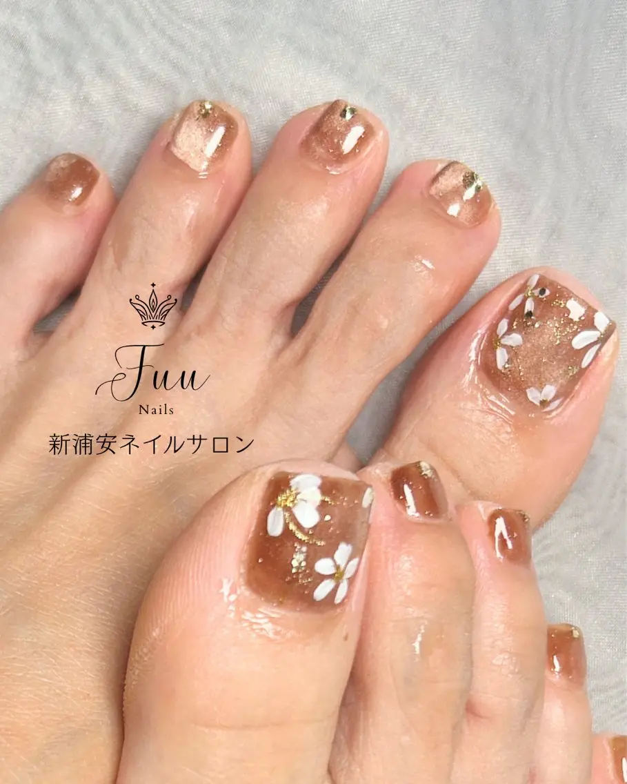 ネイル ブラウン フラワーネイル フットネイル ラメ(グリッター) マグネットネイル フットネイル 犬のいるネイルサロン Fuu nailsのネイルデザイン