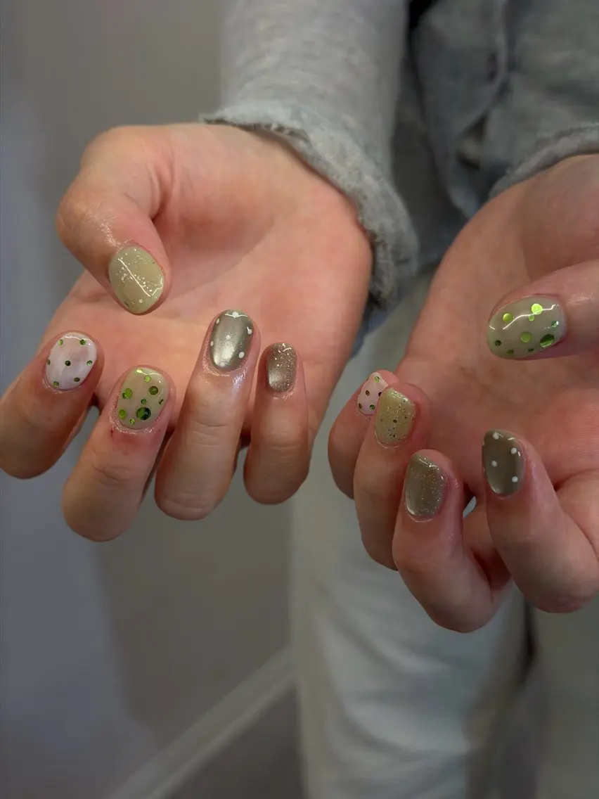 ネイル ドット ジェルネイル グリーン ホログラムネイル マグネットネイル ハンドネイル ハンドケア Bana_ Nailのネイルデザイン