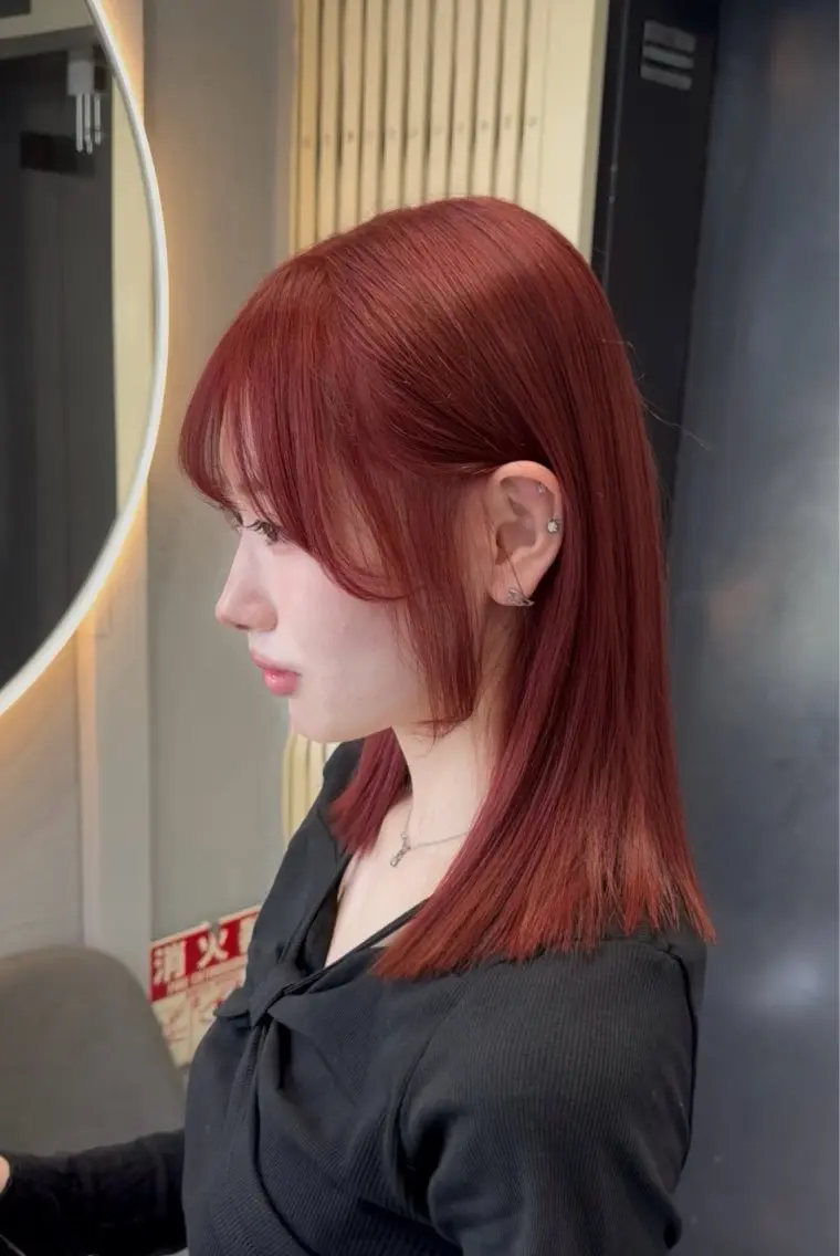 カラー ボルドーカラー aina 🤍のヘアスタイル