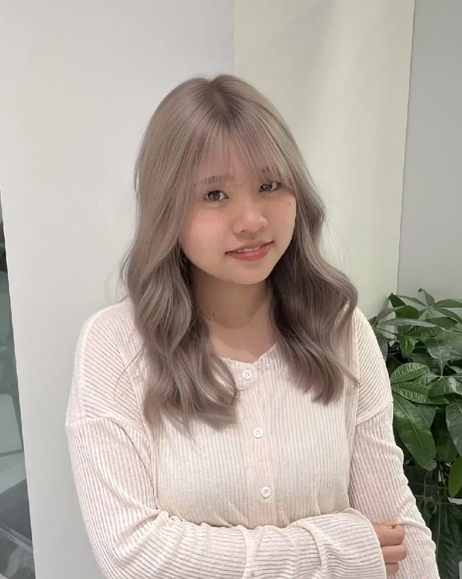 セミロング ハイライト 髪質改善 韓国風ヘア レイヤーカット piLLon 心斎橋のヘアスタイル