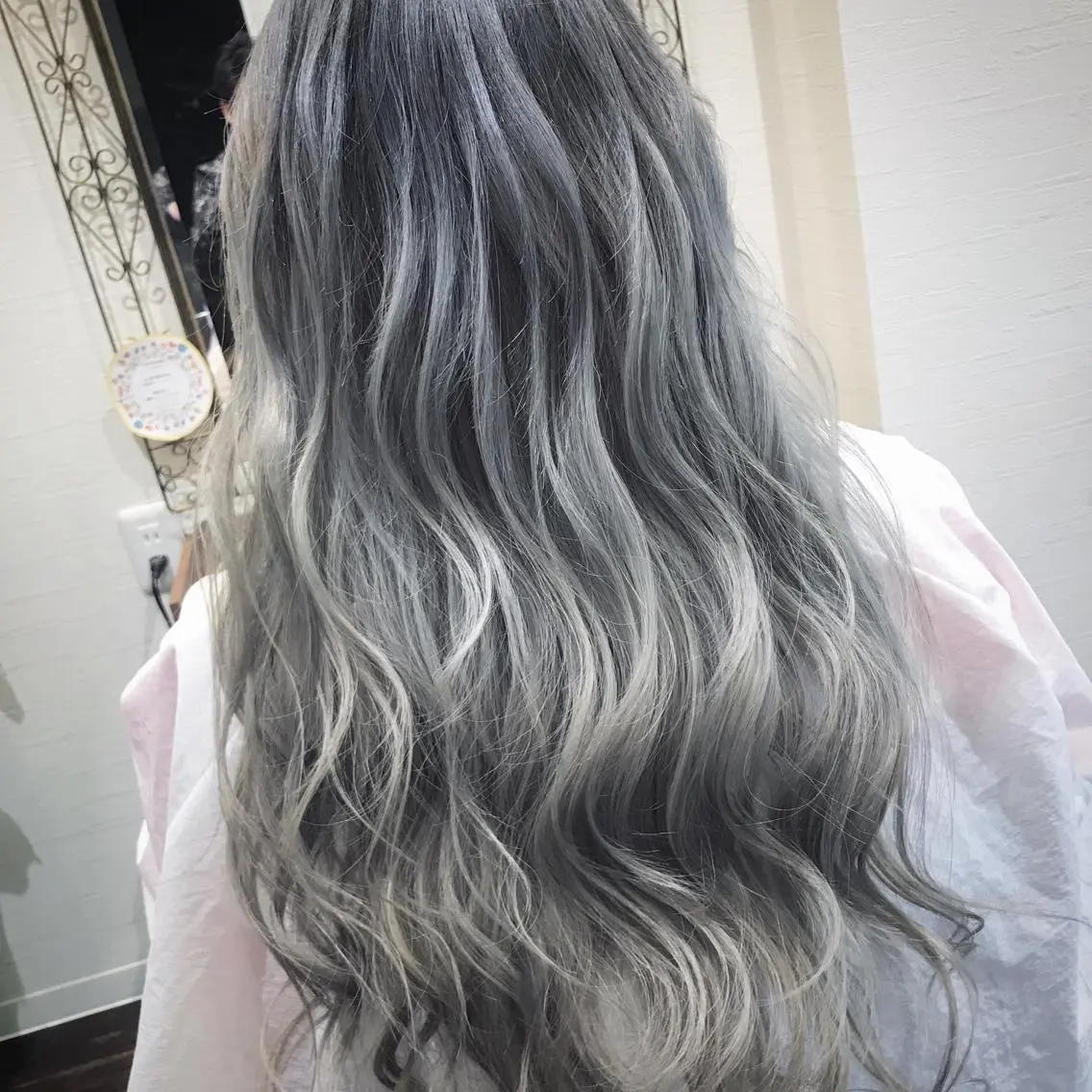 ロング カラー グラデーションカラー ハイライトカラー シルバー ハイライト ヘアカラー トリートメント 皆巳 達郎のヘアスタイル