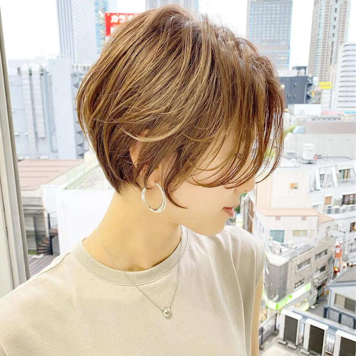 ショート カラー ブリーチ ケアブリーチ ダブルカラー ハイライトカラー イルミナカラー 中北篤志 ショートボブのヘアスタイル