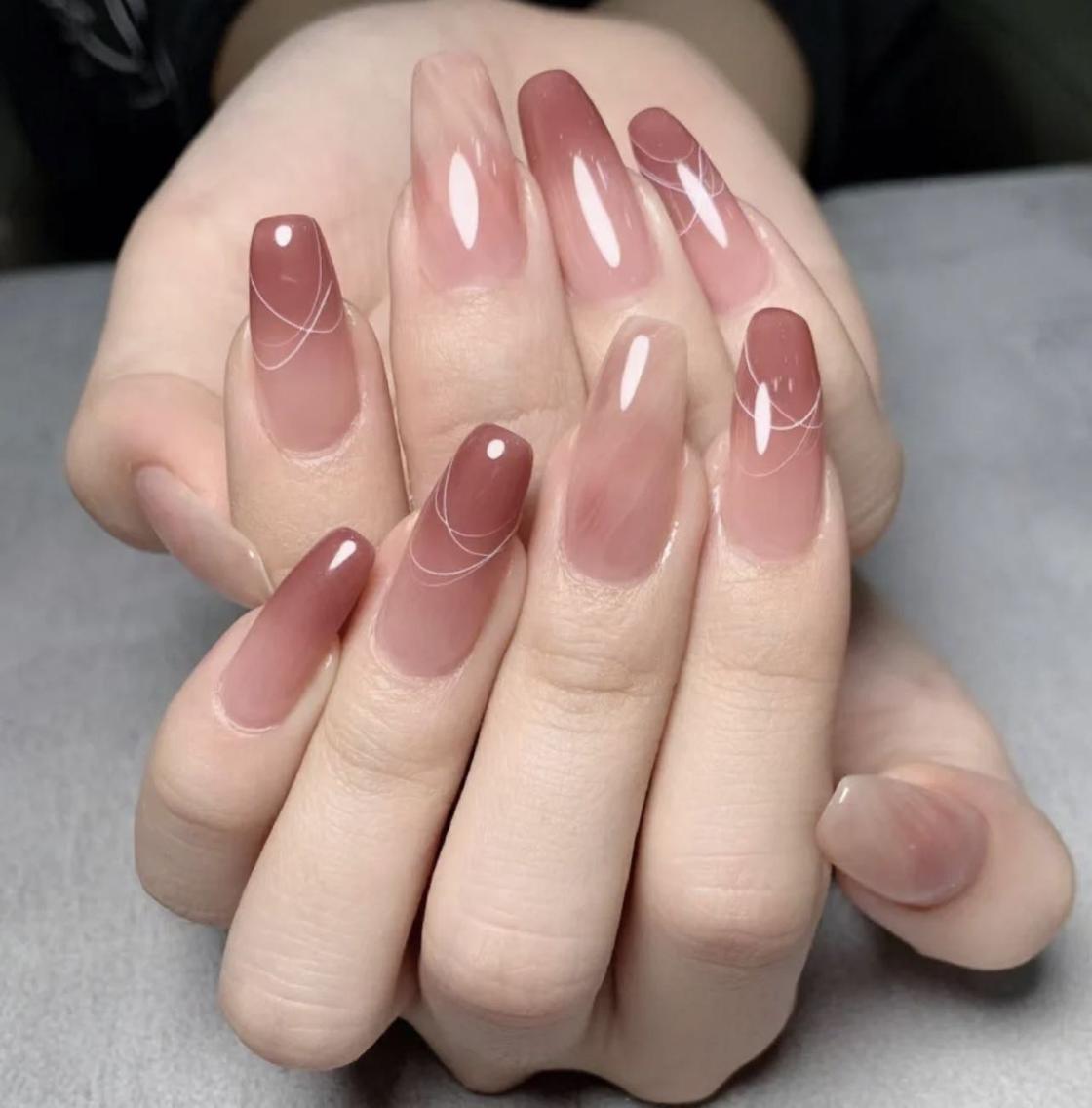 ネイル アートネイル 長さ出し ネイルチップ Queens テイのネイルデザイン