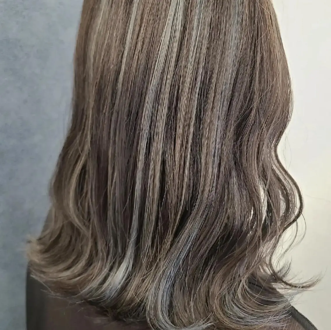 ミディアム カラー アッシュ ハイライトカラー ハイライト ヘアカラー 関口 友菜のヘアスタイル