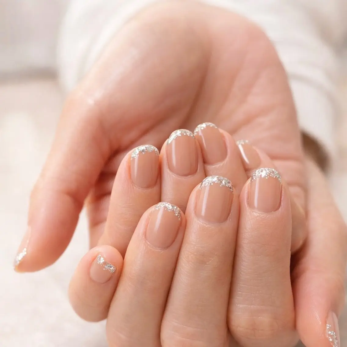 ネイル フレンチネイル ラメ(グリッター) オフィスネイル シルバー シンプルネイル ハンドネイル Kii nailのネイルデザイン