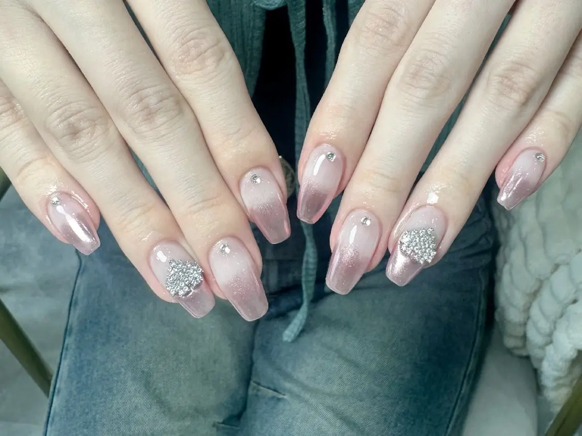 ネイル チークネイル フレンチネイル ジェルネイル ガーリー キラキラネイル ハンドネイル UM Nail Salonのネイルデザイン