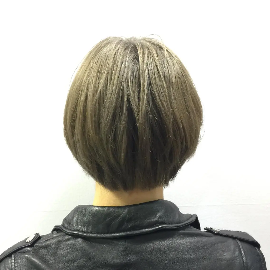 ショート カラー ブリーチ グレージュ 溝口 和弘のヘアスタイル