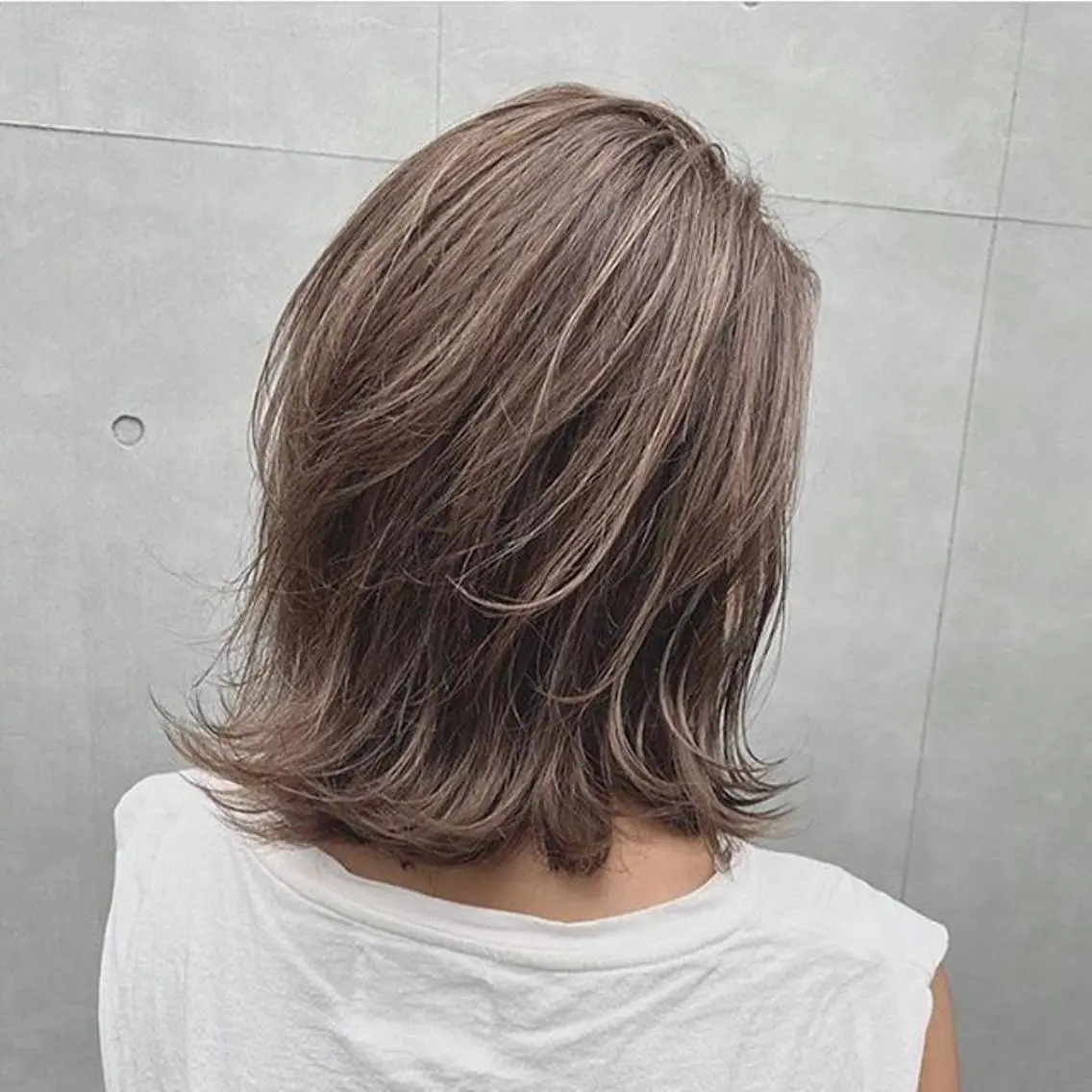 ミディアム カラー ヘアアレンジ ベージュカラー フォギーベージュ ハイライトカラー ハイライト 福壽 優奈のヘアスタイル