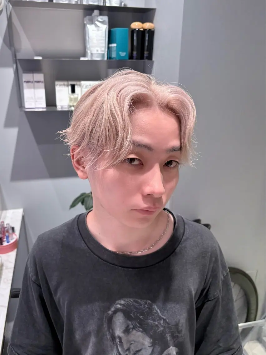 ショート カラー メンズ メンズブリーチ メンズハイライト メンズハイトーン ベージュカラー ブリーチ カット ヘアカラー トリートメント NANA🦖 ハイトーンデザインのヘアスタイル