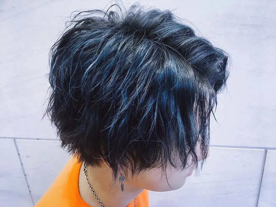 ミディアム カラー メンズ メンズハイライト 黒髪 ブルーカラー ハイライトカラー ネイビーカラー 熊谷 奈菜のヘアスタイル