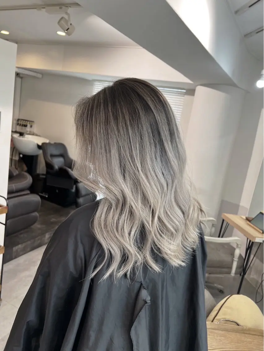 セミロング カラー バレイヤージュ シルバー ホワイトシルバー レイヤーカット 指名数No.1 /NAOYAのヘアスタイル