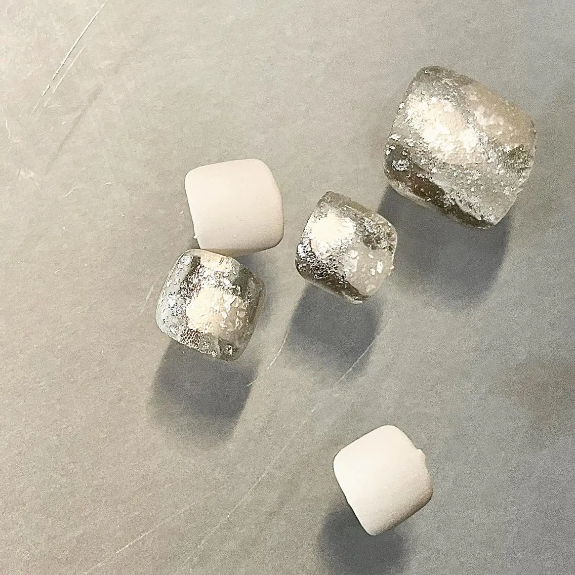 ネイル アートネイル 長さ出し フットネイル マグネットネイル ミラーネイル フットネイル A85G ayakoのネイルデザイン