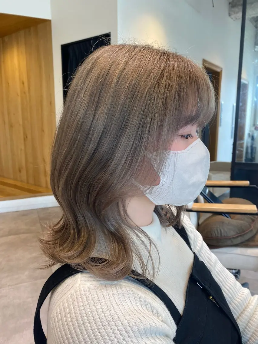 ミディアム カラー ベージュカラー ブリーチ ケアブリーチ ダブルカラー ハイトーンカラー カット ヘアカラー 肌に馴染むハイトーン /ミルクティーカラーのヘアスタイル