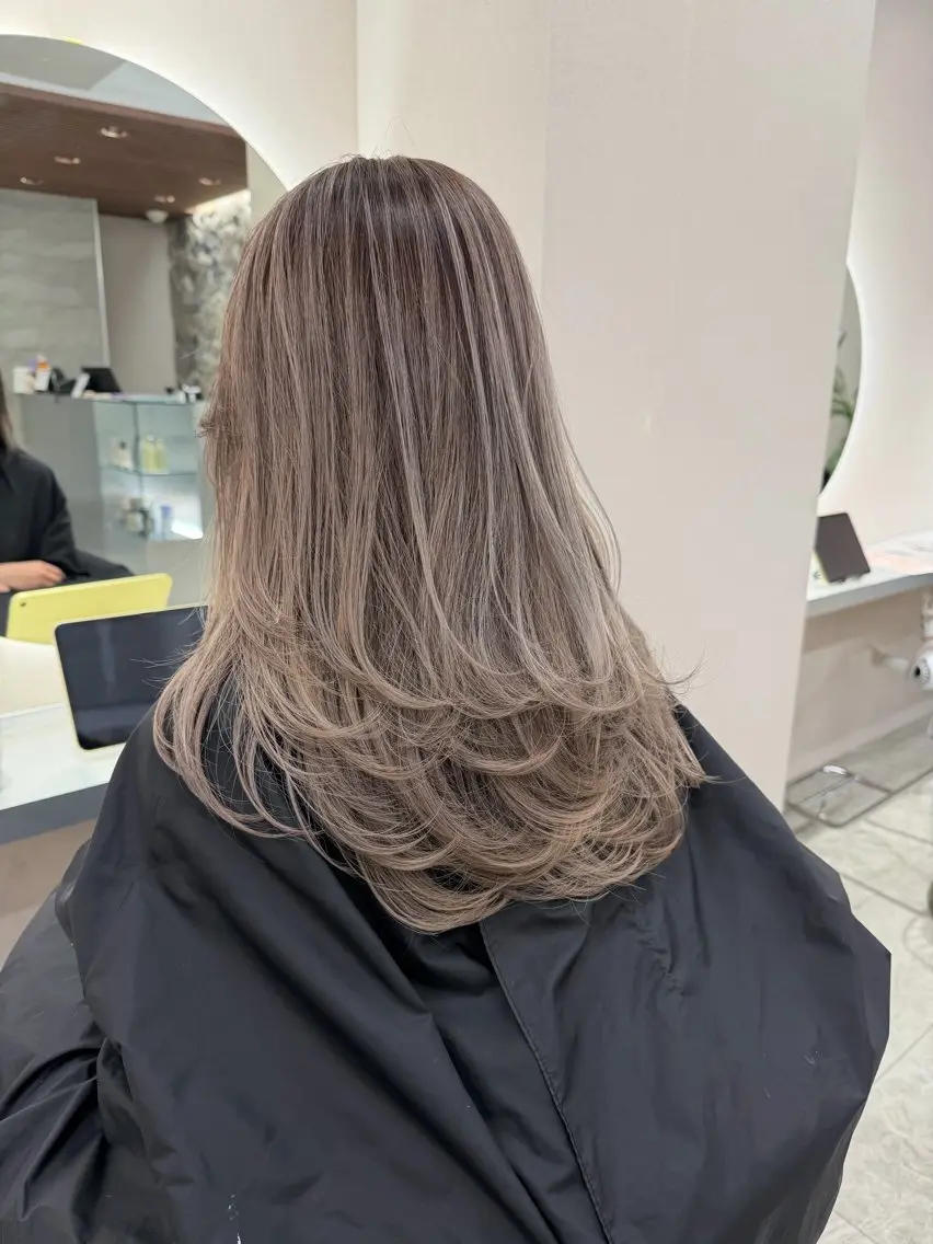 ロング レイヤーカット ヘアカラー 🦋MAHO🦋 デザインカラーのヘアスタイル