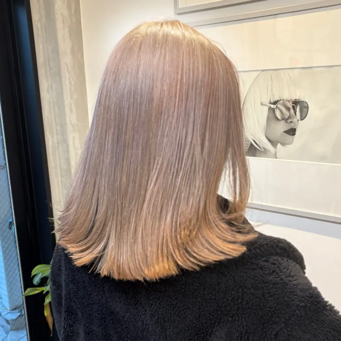 ミディアム カラー ベージュカラー ハイトーンカラー ペールベージュ ホワイトベージュ 外国人風カラー ヘアカラー トリートメント ヘッドスパ ヘアセット カジュアルを女っぽく 𝗮𝘆𝗮𝗰𝗼のヘアスタイル