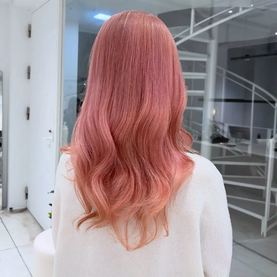 セミロング カラー ベージュカラー ダブルカラー ピンクカラー ピンクベージュ ホワイトピンク ヘアカラー トリートメント ヘッドスパ ヘアセット カジュアルを女っぽく 𝗮𝘆𝗮𝗰𝗼のヘアスタイル