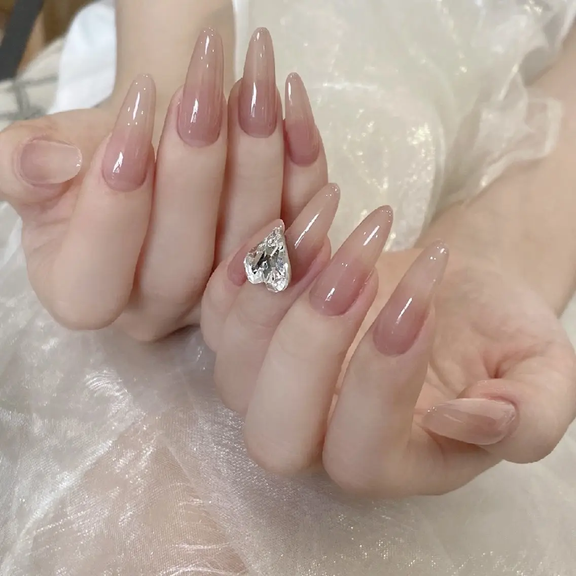 【ジェルOFF無料】💗チップ長さ出し★ワンカラー/ラメグラデーション+パーツ2個の写真