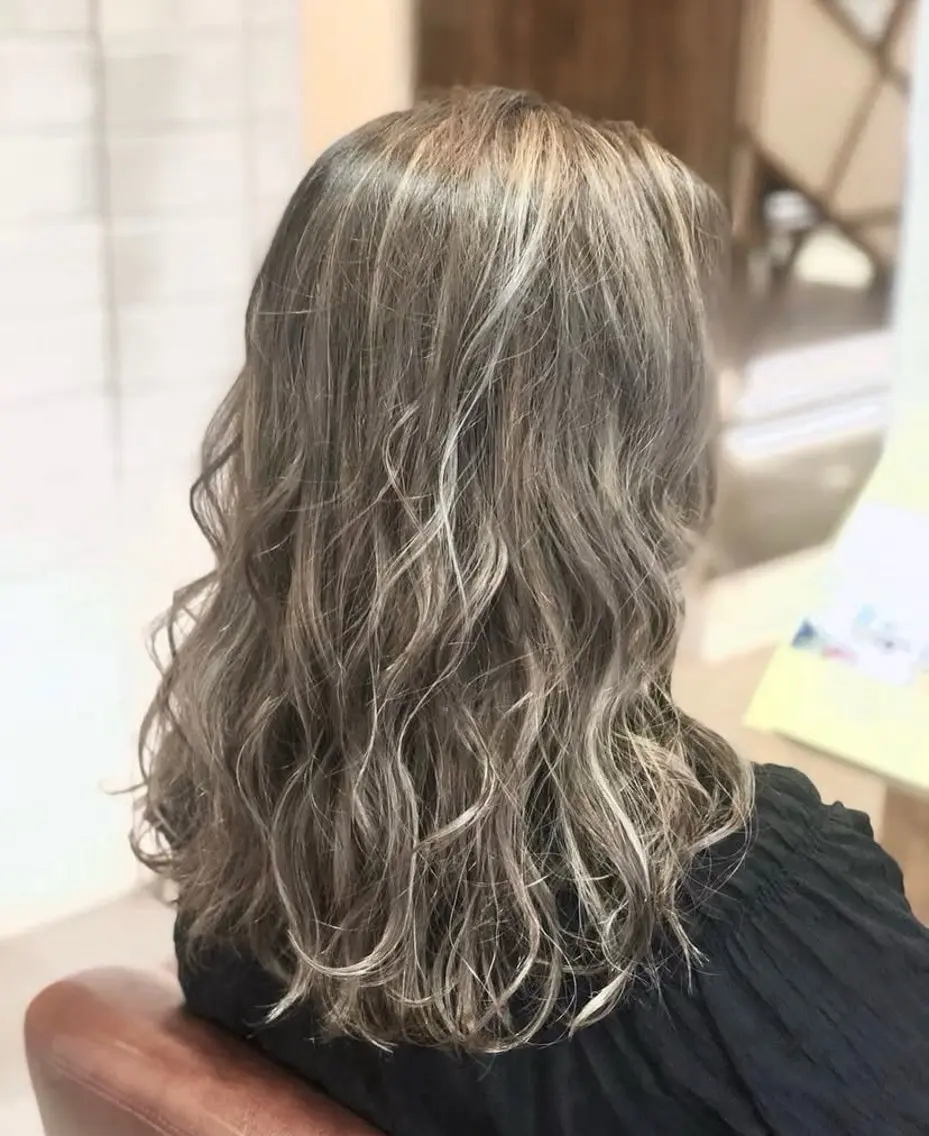 セミロング 竹谷 奈津実のヘアスタイル