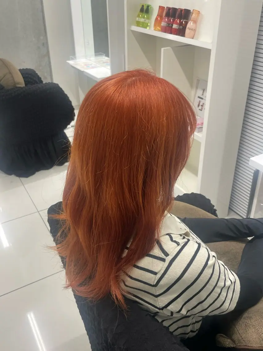 セミロング カラー オレンジ yuzuna ハイトーン 天神のヘアスタイル