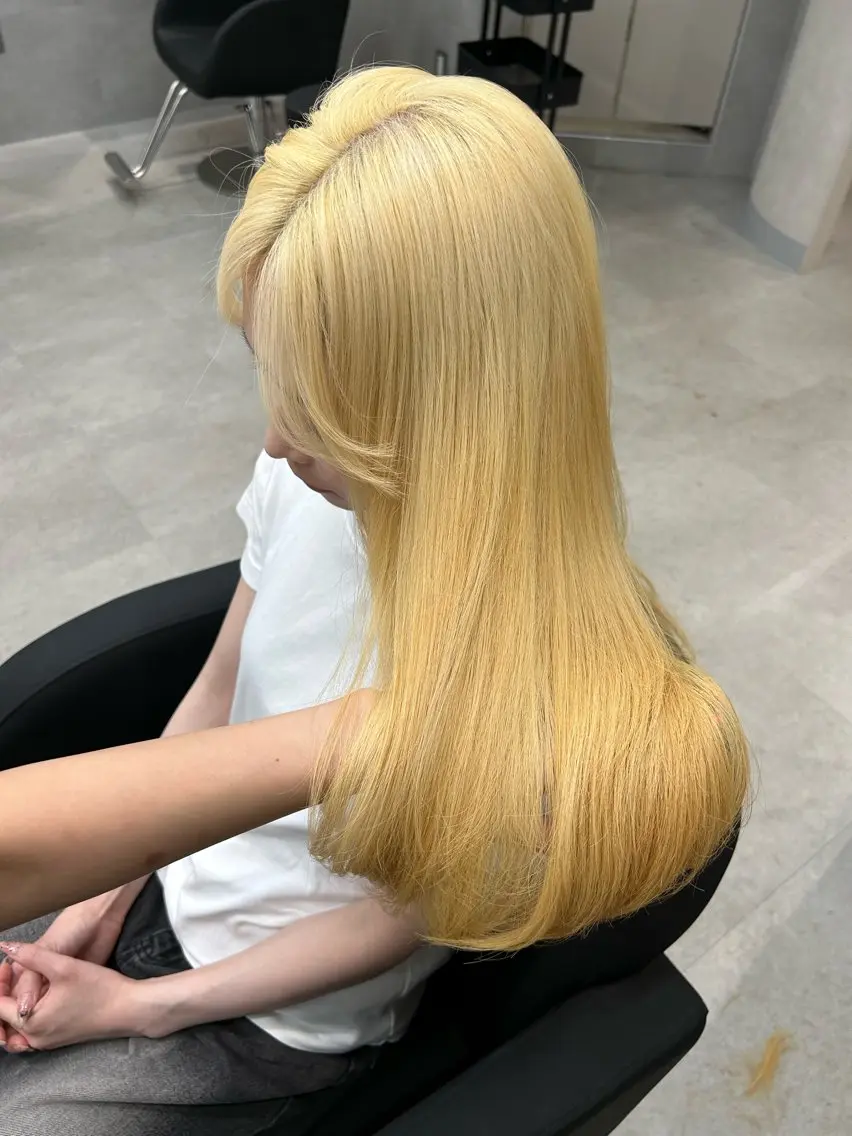 ロング カラー ヘアカラー トリートメント moe🎀 透明感カラーのヘアスタイル