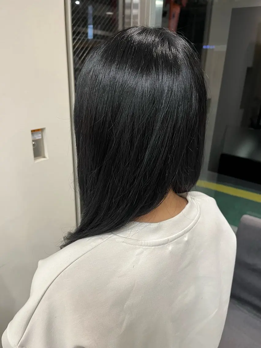 セミロング ☘️上村 ☘️髪質 改善/透明感カラーのヘアスタイル
