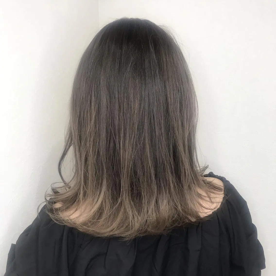 ミディアム カラー グレージュ ハイライトカラー ハイライト 外ハネヘア ヘアカラー 柴田 祐輔のヘアスタイル