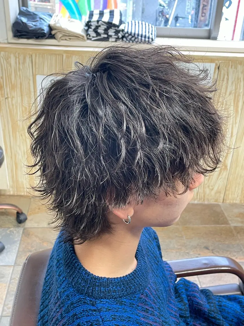 ショート パーマ メンズ メンズパーマ 波巻きパーマ スパイラルパーマ 榎戸 怜真のヘアスタイル