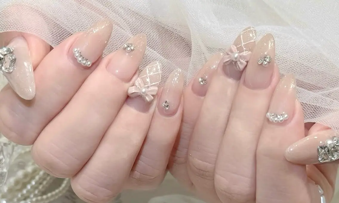ネイル オーロラネイル ブラウン フラッシュネイル フラワーネイル ホログラムネイル ハンドネイル ハンドケア REI NAILS SALONのネイルデザイン