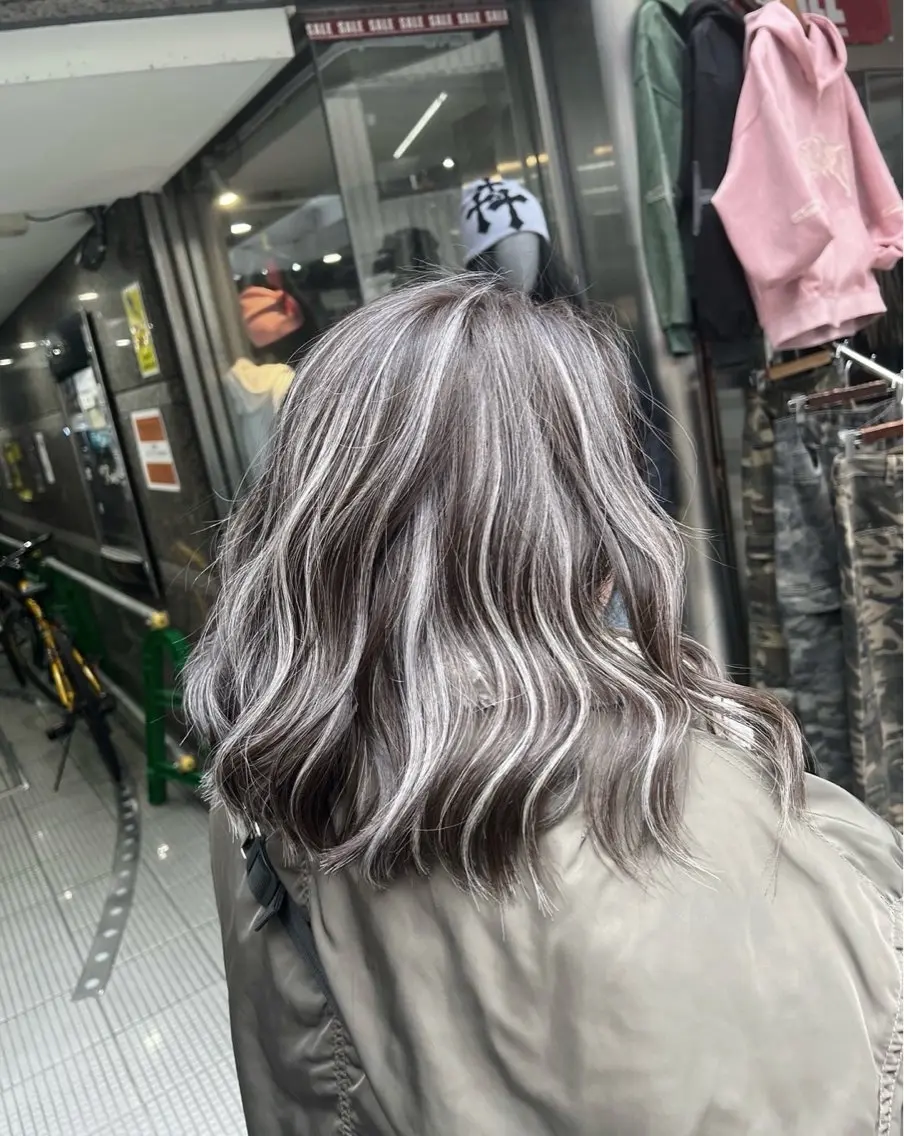 ミディアム カラー ダークグレー ダークグレージュ グレージュ ハイライトカラー ハイライト カット ヘアカラー トリートメント 指名数No.1 /NAOYAのヘアスタイル