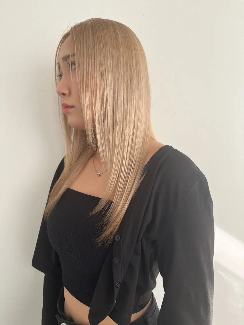 セミロング カラー ベージュカラー ブリーチ ハイトーンカラー ハイトーンベージュ 杉原 駿亮のヘアスタイル