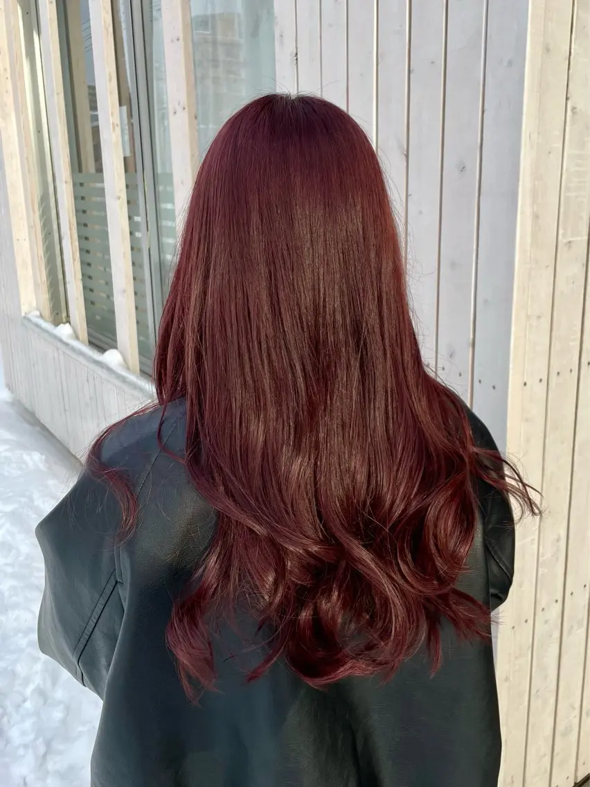 ロング カラー ブリーチ ボルドーカラー 小川 乃愛のヘアスタイル