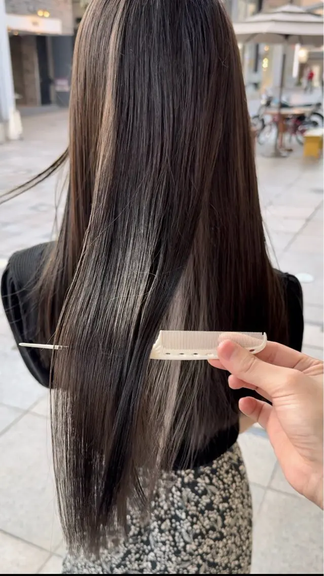 ロング カラー ブリーチ ダブルカラー グレージュ カーキグレージュ ブリーチなしカラー KOHNO/レイヤー と垢抜けヘアのヘアスタイル