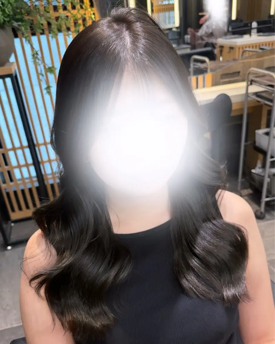 セミロング カラー アッシュ オリーブアッシュ 𝑺𝒂𝒌𝒊 🩶マンツーマン施術のヘアスタイル